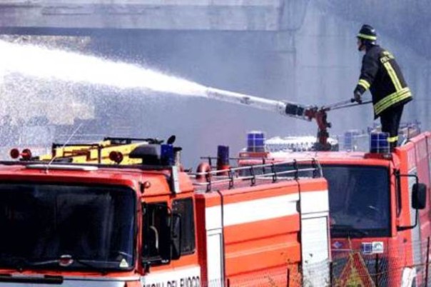 I pompieri hanno impiegato tre ore per spegnere l'incendio in un'azienda di Altopascio