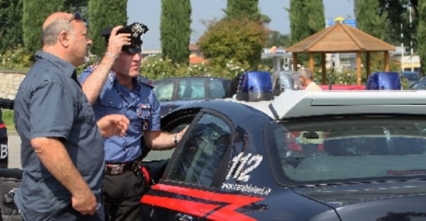 I carabinieri seguono le indagini sulla rapina al supermercato di Porcari
