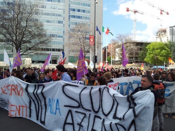 Una delle recenti proteste in Toscana a sostegno della scuola