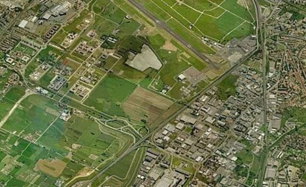 Una veduta dall'alto della pista dell'aeroporto Vespucci di Firenze