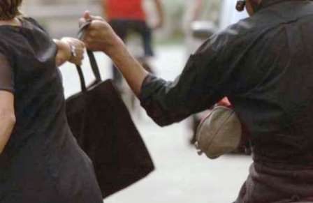 Lo scippatore dominicano è stato inseguito dai passanti livornesi