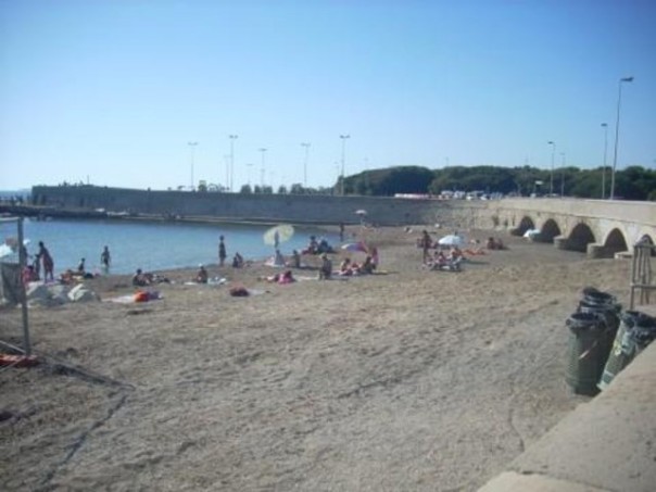 La spiaggia di Livorno Tre ponti dove sono avvenuti i ritrovamenti dei frammenti ossei