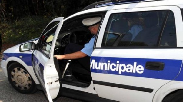 AAnche la polizia municipale di Montecatini sta cercando il venditore senegalese che ha dato un pugno ad un agente 