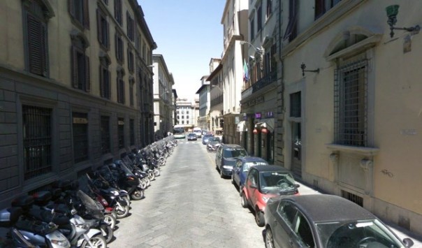 Motorini parcheggiati in via dei Vecchietti a Firenze