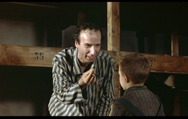 Una scena del film «La Vita è bella» con Benigni