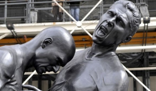 La scultura alta 5 metri della testata Zidane-Materazzi a Pietrasanta