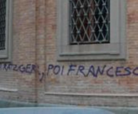 Scritta contro la Chiesa sul Duomo di Livorno
