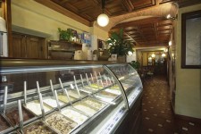 L'interno della nota gelateria Vivoli