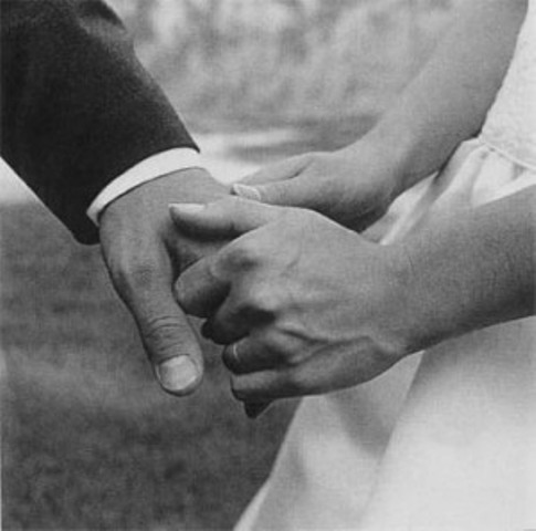 Muore a 90 anni, i figli accusano la badante diventata moglie dell'anziano