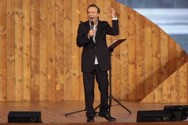 Roberto Benigni in scena con TuttoDante