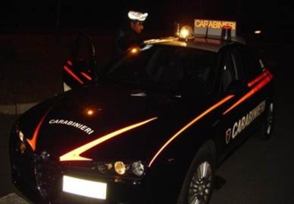 La coppia di fidanzati è stata sorpresa a rubare in un negozio di Castelfranco di Sotto