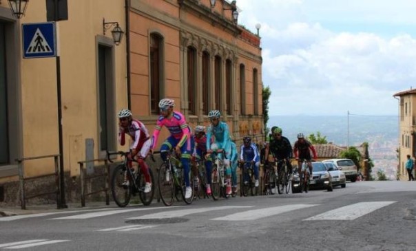 I ciclisti in allenamento sulla salita di Fiesole