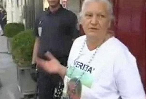 Cira Antignano, la madre di Franceschi, durante una sua protesta davanti all'Eliseo a Parigi
