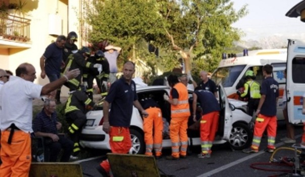 Il frontale tra le due auto in provincia di Massa Carrara