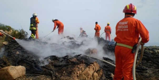 Fuoco nei boschi di Massarosa in Versilia