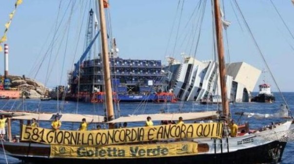 Lo striscione di Legambiente su Goletta Verde