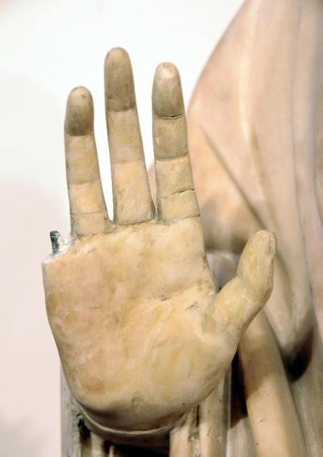 Il dito della mano della statua spezzato dal turista americano