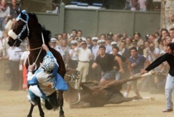 Il momento della caduta del cavallo della Chiocciola