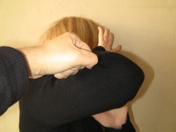 Romeno violento, picchia e segrega moglie, in manette