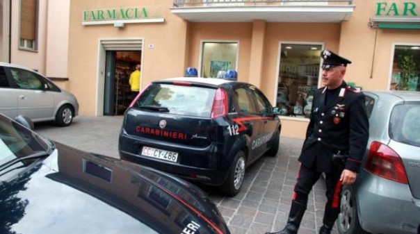 Sul posto della rapina sono intervenuti carabinieri e polizia