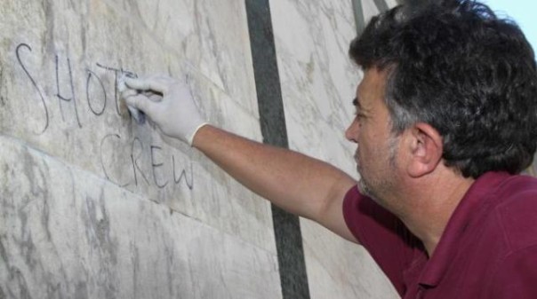 Intervento di ripulitura e restauro di graffiti sul Battistero di Firenze