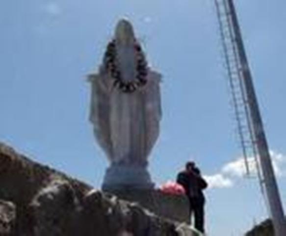 La statua della stella maris collocata davanti al relitto della Concordia