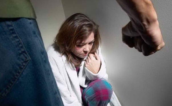 Picchia e maltratta la convivente incinta