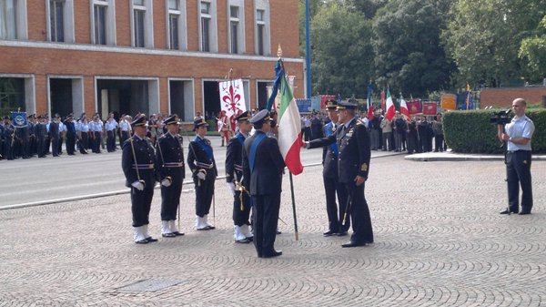 Il momento della consegna della bandiera al generale Gian Franco Camperi