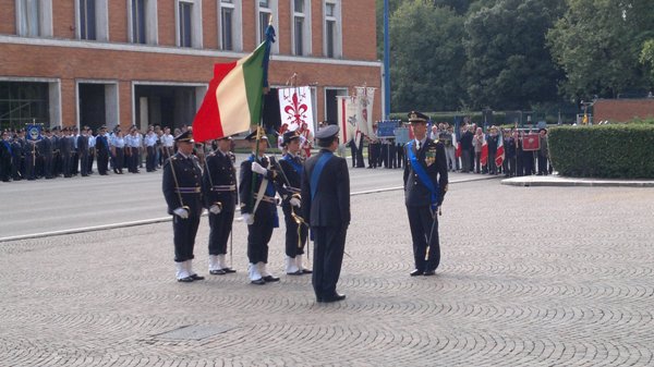 I generali Gian Franco Camperi (a sinistra) e Pietro Valente (a destra) in un momento della cerimonia