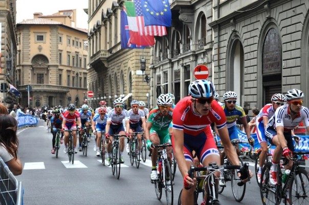 Un passaggio della corsa in via Strozzi Un passaggio della corsa in via Strozzi