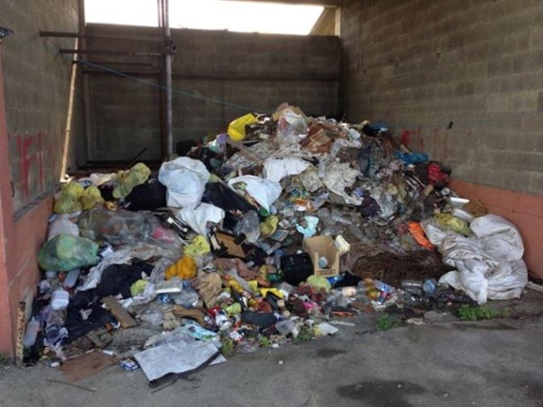 Cumulo di sporcizia in un edificio all'Osmannoro