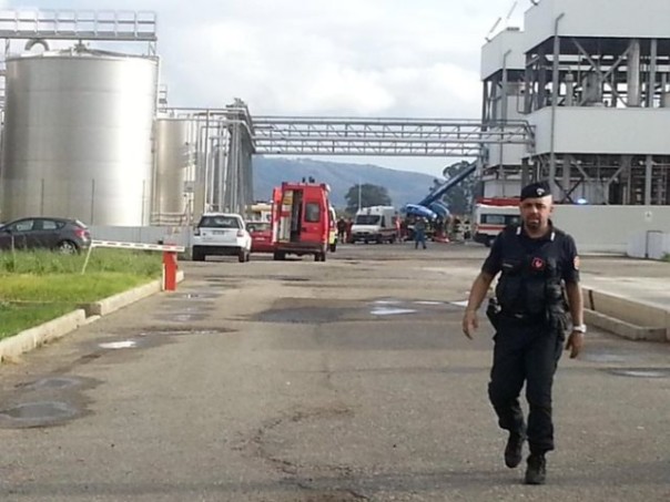 Esplosione nel silos di una raffineria nel catanzarese, c'è un ferito toscano