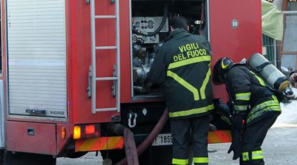 I vigili del fuoco intervenuti per il crollo in via Locchi