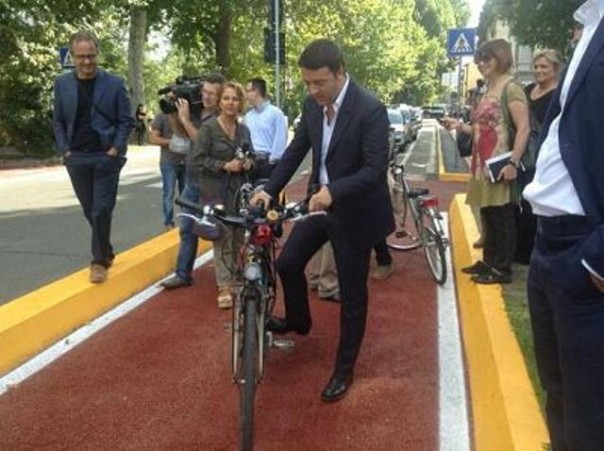 Il sindaco Renzi durante l'inaugurazione del raccordo ciclabile di p.za Ferrucci