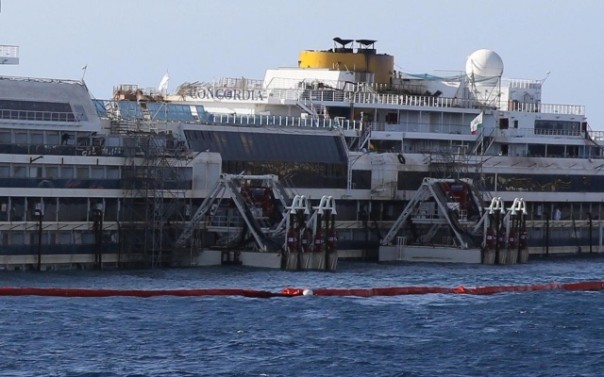La Concordia di nuovo in posizione verticale al Giglio