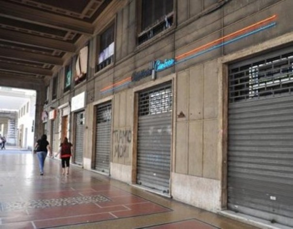 La crisi chiude i negozi