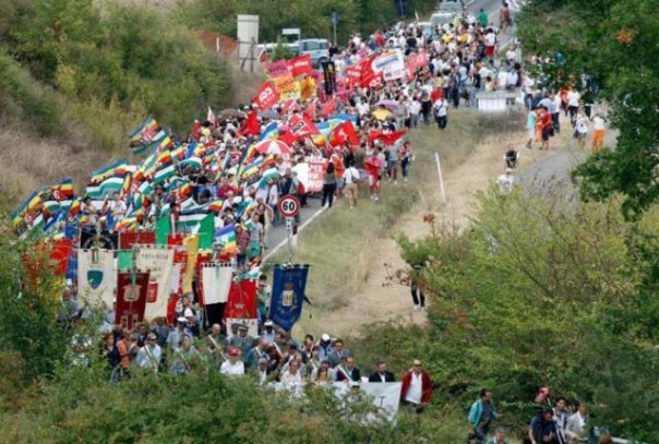 La manifestazione per dire no alla vendita all'asta di Suvignano