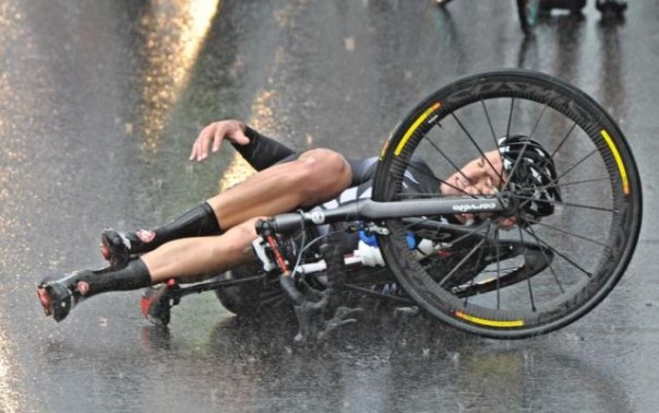Mondiali di ciclismo, muro d'acqua e cadute a ripetizione