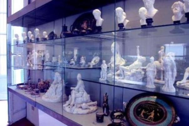 Museo delle porcellane a Boboli, turista rovina su una vetrina e danneggia statuette