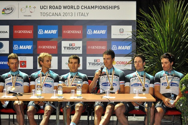 La squadra Omega Pharma durante la conferenza stampa