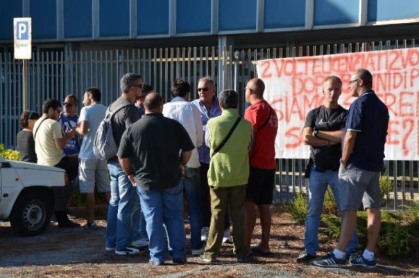 Operai in presidio davanti alla De Tomaso di Livorno