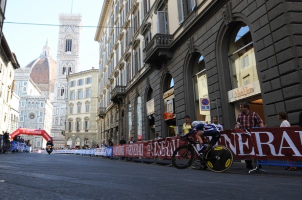 Il passaggio della vincitrice dal centro storico di Firenze (foto Riccardo Sanesi)