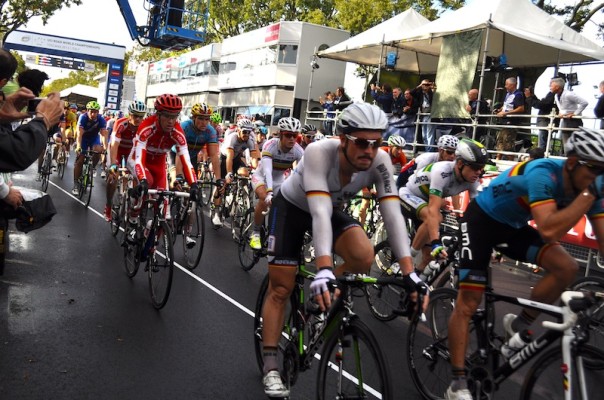L'ultimo passaggio del gruppo al traguardo prima del percorso finale