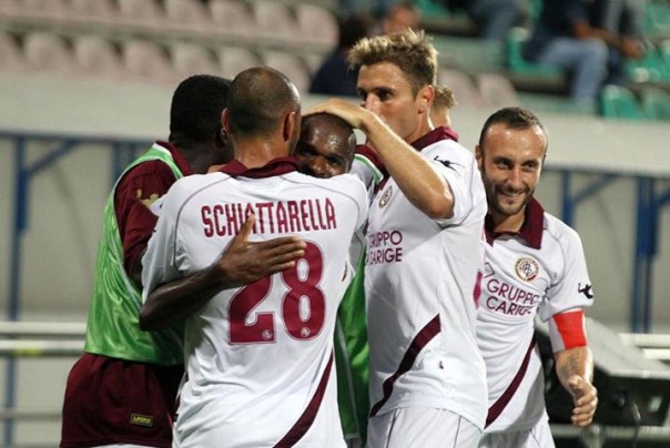 Gli abbracci dei giocatori del Livorno dopo il successo con il Sassuolo