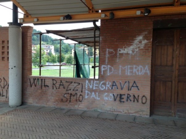 Le scritte razziste contro il ministro Kyenge su un muro a San Piero a Sieve