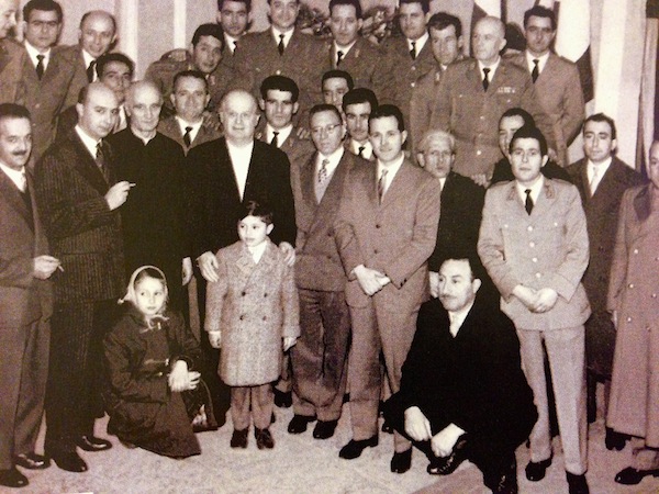 1950: Adriano Olivetti (al centro con l'abito scuro) alla Befana della Polizia ad Ivrea