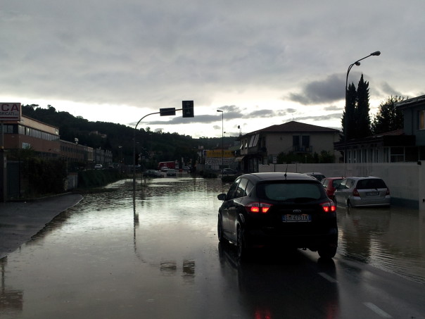 Allagamenti sulla strada statale 69 a Figline