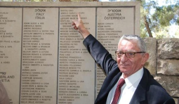 Andrea Bartali indica il nome del padre iscritto nel Giardino dei Giusti a Gerusalemme