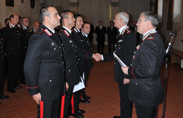 Il generale Del Sette (secondo da destra) si congratula con alcuni carabinieri premiati