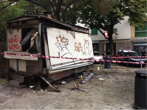 Il chiosco dato alle fiamme in piazza Tanucci a Firenze